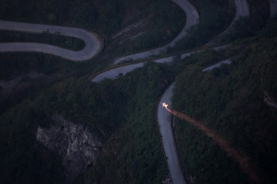 “蝙蝠侠”云集：张家界天门山举行翼装飞行世锦赛(组图)