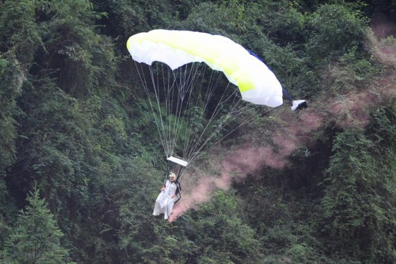 “蝙蝠侠”云集：张家界天门山举行翼装飞行世锦赛(组图)