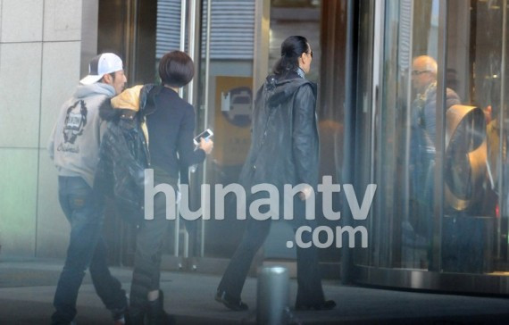 谢霆锋皮肤癌手术后与谢贤共同抵京 看上去消瘦不少(组图)