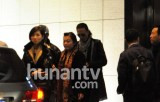 谢霆锋皮肤癌手术后与谢贤共同抵京 看上去消瘦不少(组图)