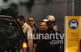 谢霆锋皮肤癌手术后与谢贤共同抵京 看上去消瘦不少(组图)