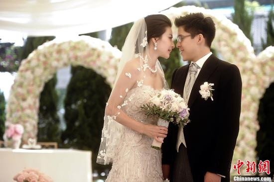 郭晶晶父母盛装现身女儿婚礼 曾被目击当街拾菜叶(组图)