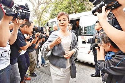 郭晶晶父母盛装现身女儿婚礼 曾被目击当街拾菜叶(组图)