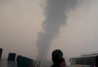 唐津高速大雾 30辆车连环撞燃起大火