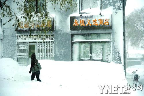 京藏高速路附近村民雪中卖方便面20元一袋(组图)