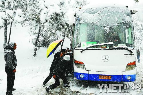 京藏高速路附近村民雪中卖方便面20元一袋(组图)