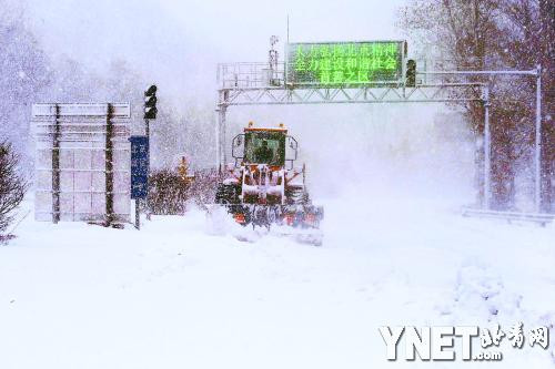 京藏高速路附近村民雪中卖方便面20元一袋(组图)