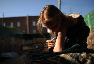 图片纪实：美国吸毒女孩的丹佛乞讨路