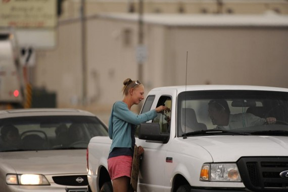 图片纪实：记者历时半年记录美国吸毒女孩的丹佛乞讨路