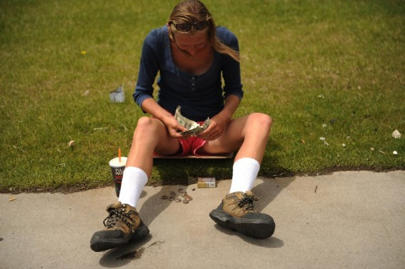 图片纪实：记者历时半年记录美国吸毒女孩的丹佛乞讨路