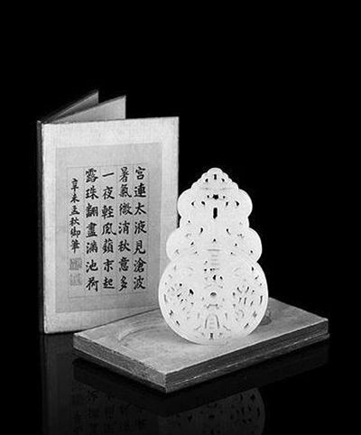清嘉庆白玉镂雕凤纹长宜子孙牌。“长宜子孙”主题的佩玉一般为皇帝赐给皇子皇孙使用,寓意后世子孙都能过上美好安逸的生活。