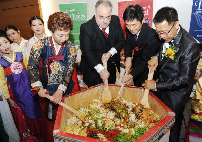 孟嘗會董事黃何潔儀（從左到右）、CIBC高級副總裁Larry Tomei、Galleria行政總裁Jeffery Min及共同主席曾海華進行傳統開飯儀式。（圖：孟嘗會提供） 