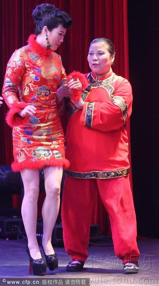 芙蓉姐姐登台与大妈斗舞 为网络春晚做评委(组图)