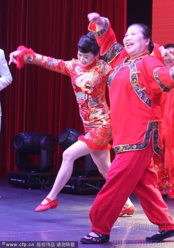 芙蓉姐姐登台与大妈斗舞 为网络春晚做评委(组图)