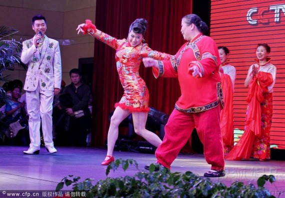 芙蓉姐姐登台与大妈斗舞 为网络春晚做评委(组图)
