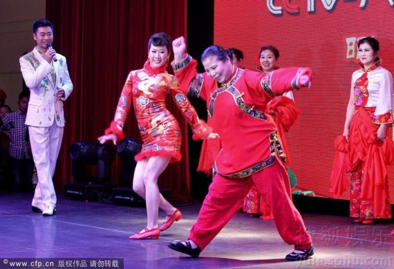 芙蓉姐姐登台与大妈斗舞 为网络春晚做评委(组图)