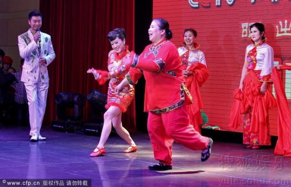 芙蓉姐姐登台与大妈斗舞 为网络春晚做评委(组图)