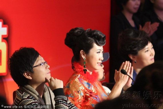 芙蓉姐姐登台与大妈斗舞 为网络春晚做评委(组图)