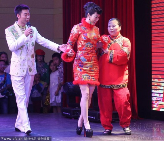 芙蓉姐姐登台与大妈斗舞 为网络春晚做评委(组图)