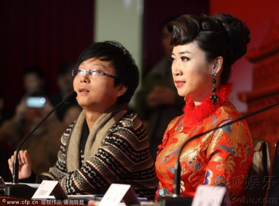 芙蓉姐姐登台与大妈斗舞 为网络春晚做评委(组图)