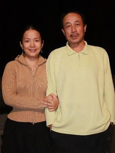 52岁吕丽萍与孙海英和23岁儿子合影近照曝光(组图)
