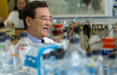 康池永教授昨天說，他的團隊研發的愛滋病疫苗在人體試驗上取得顯著進展。（加通社） 