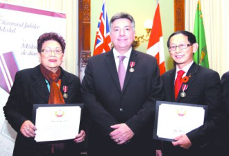 移民厅长代表女王签发嘉许状和襟章