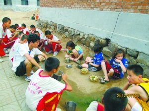 美国“狼妈”携子游学中国 在异域的生活以苦为乐(组图)