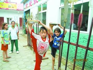 美国“狼妈”携子游学中国 在异域的生活以苦为乐(组图)