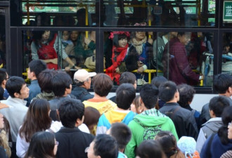北京13.8万人游香山创记录人比红叶多