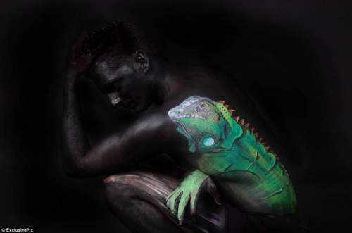 马韦德尔在裸模身体上描绘出蜥蜴的图案。