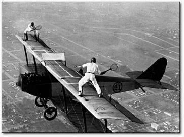 匪夷所思的老照片：一男一女在机翼上打网球(组图)