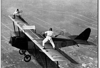 匪夷所思的老照片 男女机翼上打网球