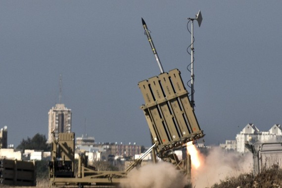 如观烟花表演：以民众屋顶围观“铁穹”拦截哈马斯火箭弹