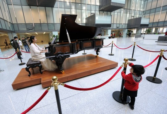 南京一医院似星级酒店：配钢琴咖啡厅 楼顶建停机坪(组图)