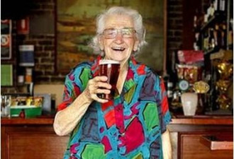 澳大利亚“最资深酒吧妹” 年届91岁高龄