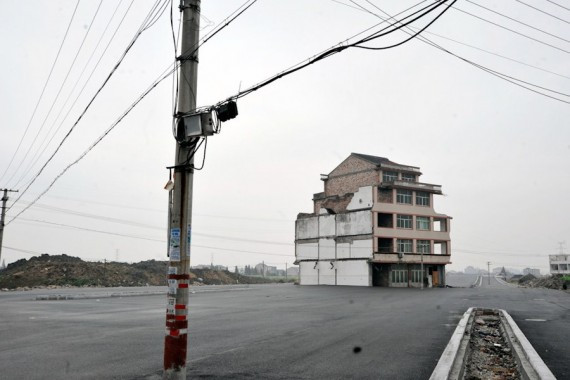 浙江温岭钉子户在几十米宽的马路中间生活(高清组图)