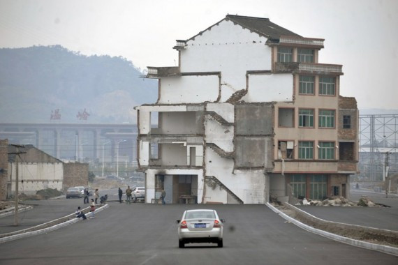 浙江温岭钉子户在几十米宽的马路中间生活(高清组图)