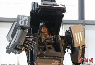 4米高武装机器人亮相日本美女演示操控