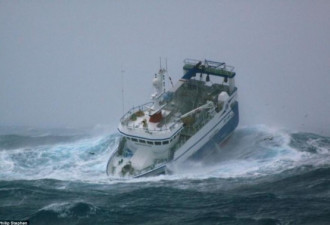 实拍英渔船冒9米高巨浪捕鱼险被击沉