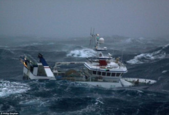 实拍英渔船冒9米高巨浪捕鱼险被击沉