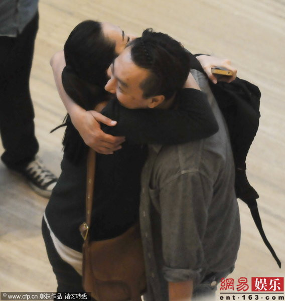姚晨现身酒店与神秘男子拥抱 似乎两人关系不浅(组图)