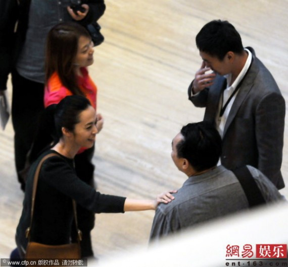 姚晨现身酒店与神秘男子拥抱 似乎两人关系不浅(组图)