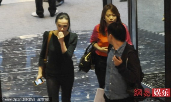 姚晨现身酒店与神秘男子拥抱 似乎两人关系不浅(组图)