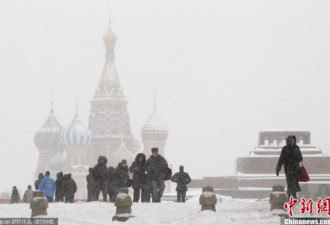 莫斯科遭强降雪袭击 降雪量逾50年不遇