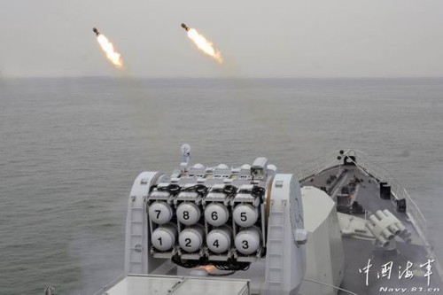 中国海军舰艇发射反潜火箭弹