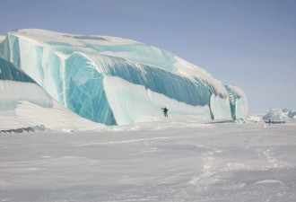 南极海面现壮观蓝色巨冰海浪迅速冻结