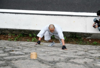 少林武僧“飞墙走壁” 轻松飞上5米高墙