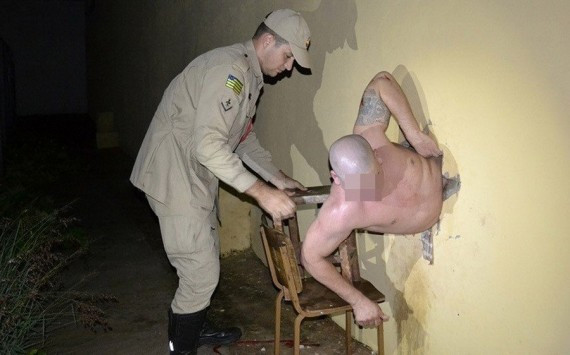 巴西犯人越狱在墙上打洞 肚子太大被卡洞中(组图)