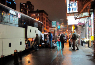 纽约女警竟在巴士挥拳殴打五旬华裔女
